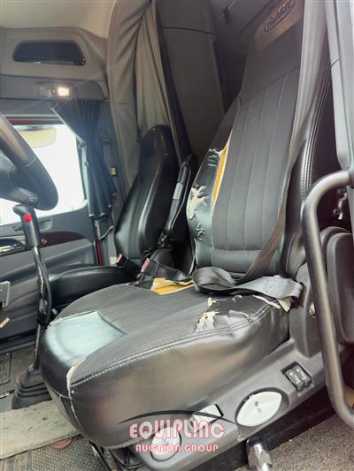 2017 Peterbilt 579 6X4 T/A SLEEPER TRUCK TRAC
