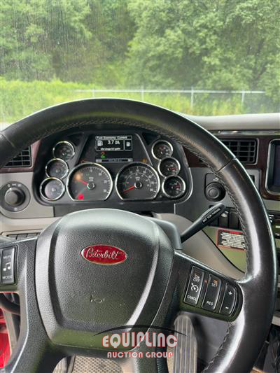 2017 Peterbilt 579 6X4 T/A SLEEPER TRUCK TRAC