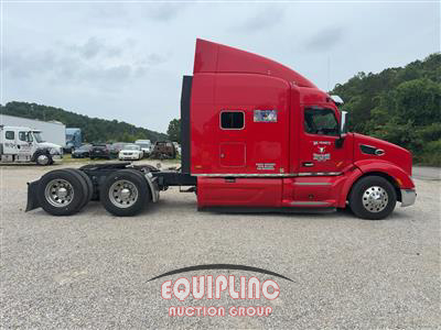 2017 Peterbilt 579 6X4 T/A SLEEPER TRUCK TRAC