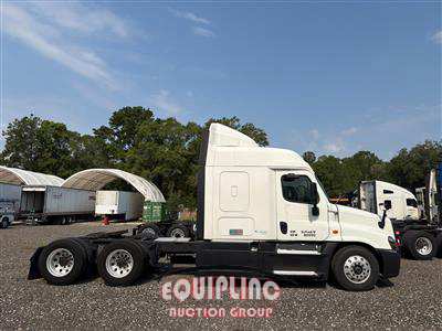2014 Freightliner CA12564SLP - CA