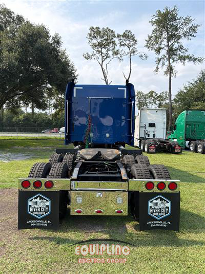 2022 Freightliner SD122
