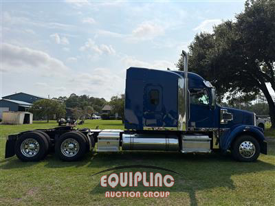 2022 Freightliner SD122