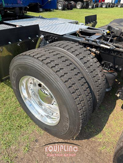 2022 Freightliner SD122