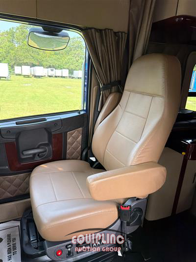 2022 Freightliner SD122