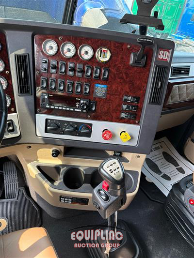 2022 Freightliner SD122