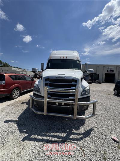 2021 Freightliner CASCADIA 6X4 T/A SLEEPER TRUCK