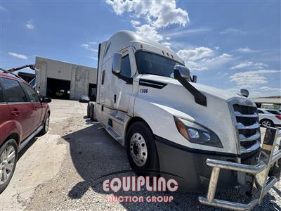 2021 Freightliner CASCADIA 6X4 T/A SLEEPER TRUCK
