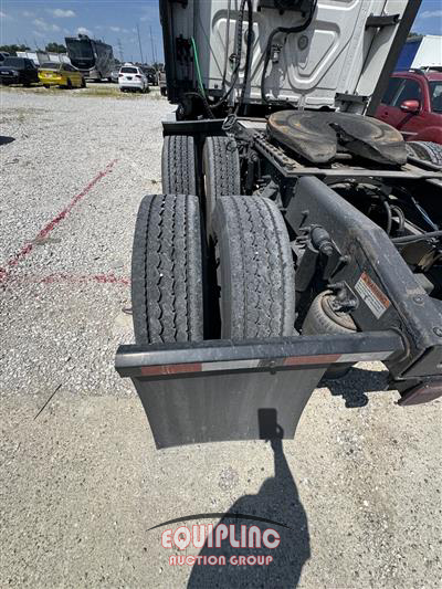 2021 Freightliner CASCADIA 6X4 T/A SLEEPER TRUCK