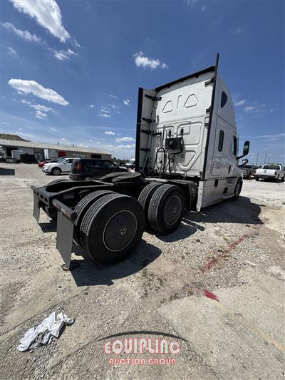 2021 Freightliner CASCADIA 6X4 T/A SLEEPER TRUCK