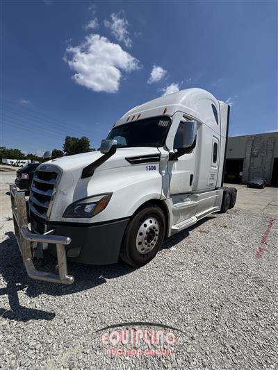 2021 Freightliner CASCADIA 6X4 T/A SLEEPER TRUCK