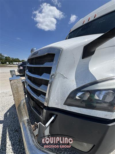 2021 Freightliner CASCADIA 6X4 T/A SLEEPER TRUCK