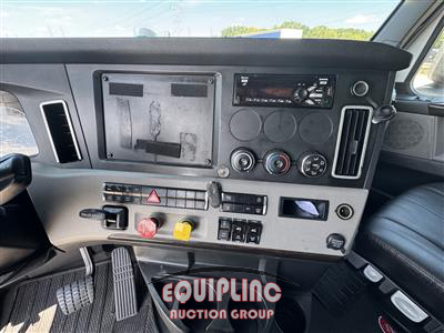 2021 Freightliner CASCADIA 6X4 T/A SLEEPER TRUCK