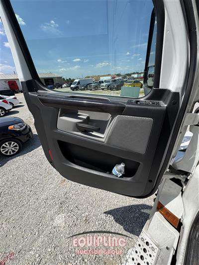 2021 Freightliner CASCADIA 6X4 T/A SLEEPER TRUCK