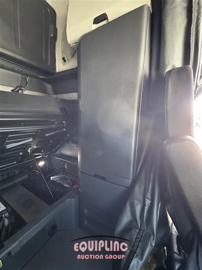 2021 Freightliner CASCADIA 6X4 T/A SLEEPER TRUCK