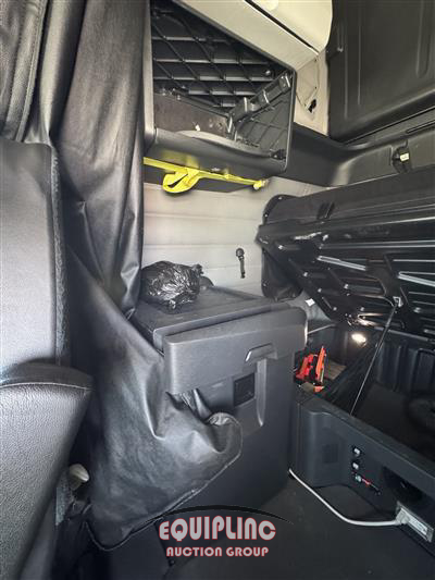2021 Freightliner CASCADIA 6X4 T/A SLEEPER TRUCK