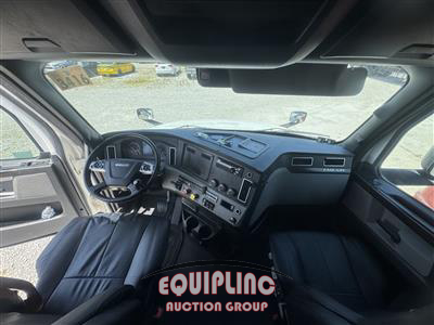 2021 Freightliner CASCADIA 6X4 T/A SLEEPER TRUCK