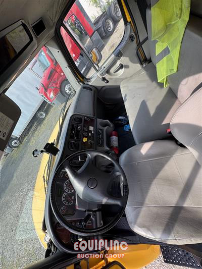 2018 Freightliner M2 4X2 S/A 26FT NON CDL BOX TR