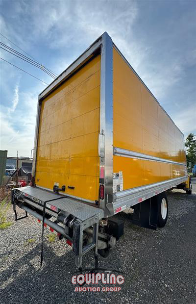 2018 Freightliner M2 4X2 S/A 26FT NON CDL BOX TR