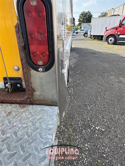 2018 Freightliner M2 4X2 S/A 26FT NON CDL BOX TR
