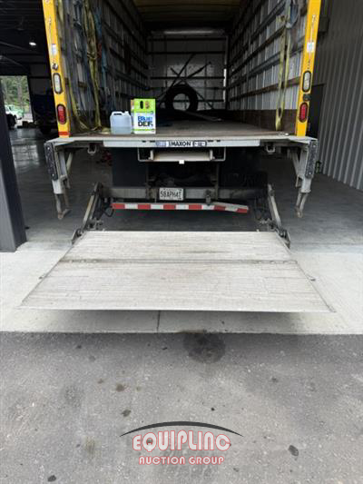 2015 Freightliner M2 4X2 S/A 26FT NON CDL BOX TR
