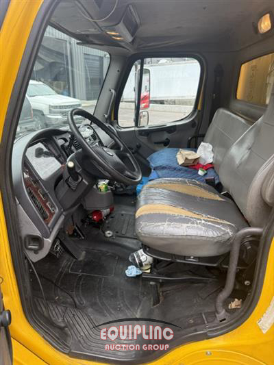 2015 Freightliner M2 4X2 S/A 26FT NON CDL BOX TR