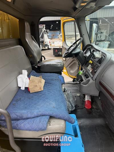 2015 Freightliner M2 4X2 S/A 26FT NON CDL BOX TR