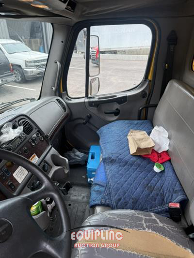 2015 Freightliner M2 4X2 S/A 26FT NON CDL BOX TR