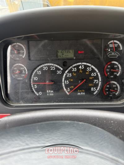 2015 Freightliner M2 4X2 S/A 26FT NON CDL BOX TR