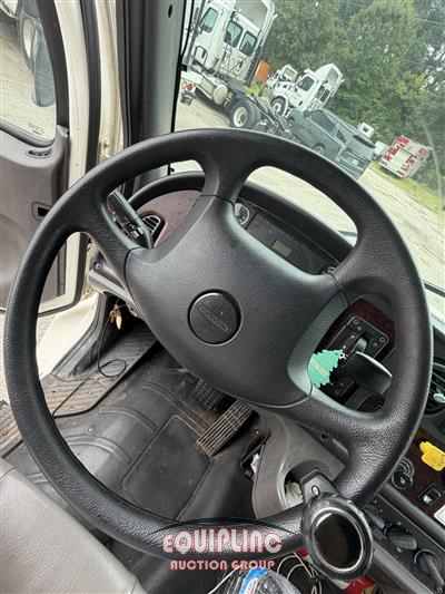2016 Freightliner M2 4X2 S/A 26FT NON CDL BOX TR