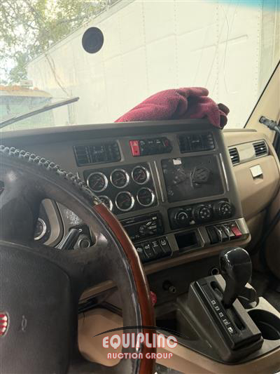2015 Kenworth T680 6X4 T/A SLEEPER TRUCK TRA