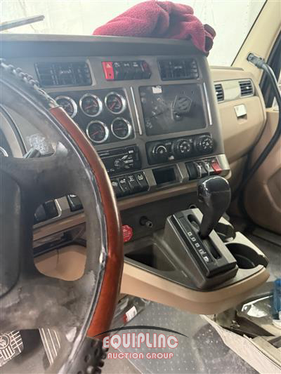 2015 Kenworth T680 6X4 T/A SLEEPER TRUCK TRA