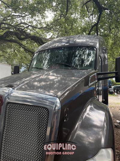 2015 Kenworth T680 6X4 T/A SLEEPER TRUCK TRA