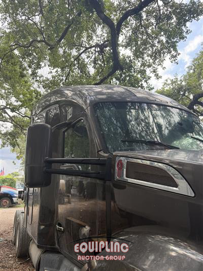 2015 Kenworth T680 6X4 T/A SLEEPER TRUCK TRA
