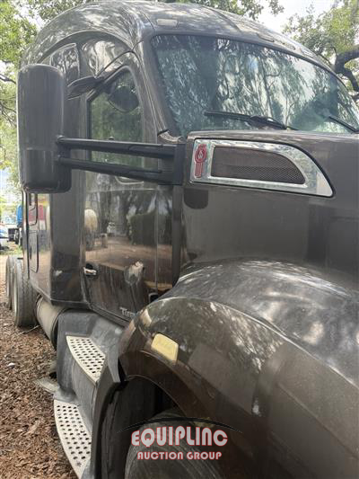 2015 Kenworth T680 6X4 T/A SLEEPER TRUCK TRA