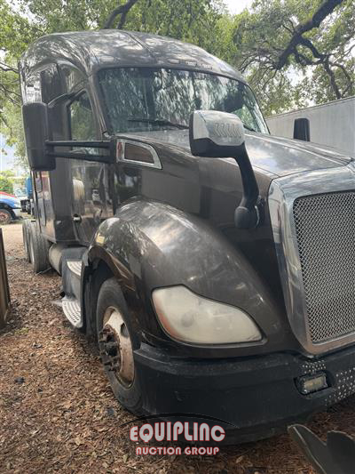 2015 Kenworth T680 6X4 T/A SLEEPER TRUCK TRA