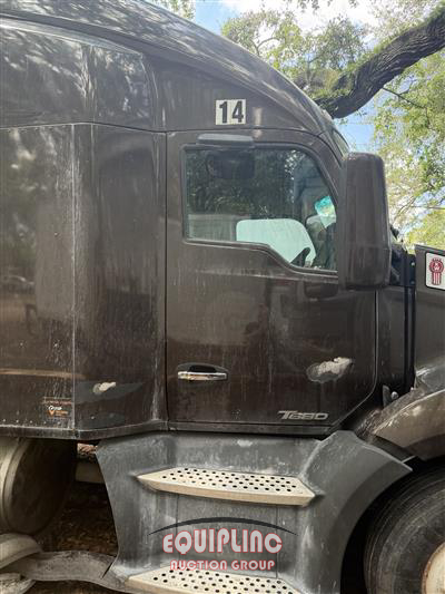 2015 Kenworth T680 6X4 T/A SLEEPER TRUCK TRA