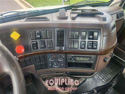 2015 Volvo VNL64T300 6X4 T/A DAY CAB TRUC