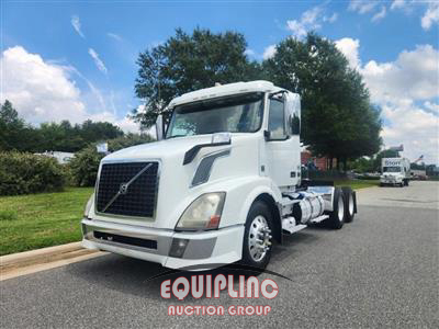 2015 Volvo VNL64T300 6X4 T/A DAY CAB TRUC