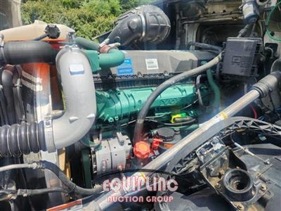 2015 Volvo VNL64T300 6X4 T/A DAY CAB TRUC