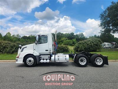 2015 Volvo VNL64T300 6X4 T/A DAY CAB TRUC