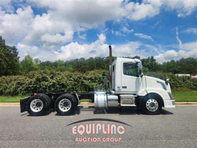 2015 Volvo VNL64T300 6X4 T/A DAY CAB TRUC