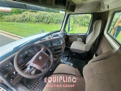 2015 Volvo VNL64T300 6X4 T/A DAY CAB TRUC