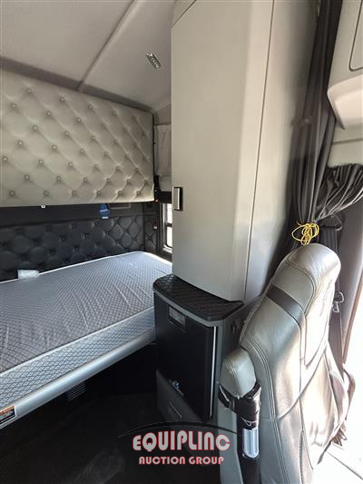 2021 Kenworth W900 6X4 T/A SLEEPER TRUCK TRA