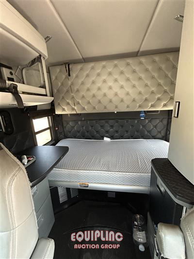 2021 Kenworth W900 6X4 T/A SLEEPER TRUCK TRA