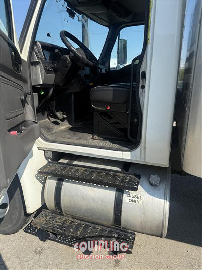 2020 International MV607 4X2 SA 26FT NON CDL BOX 