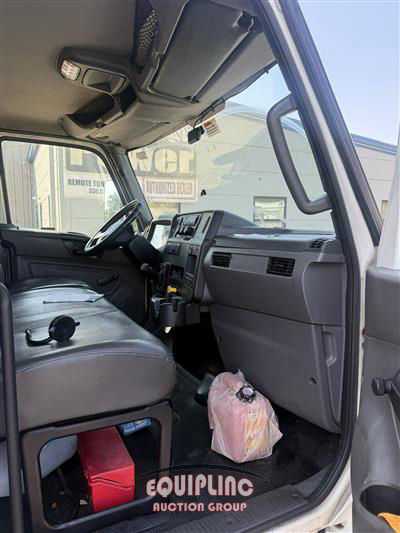 2020 International MV607 4X2 SA 26FT NON CDL BOX 