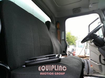 2020 Peterbilt 337 4X2 S/A 26FT NON CDL BOX T