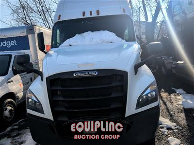 2018 Freightliner CASCADIA 6X4 T/A SLEEPER TRUCK