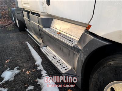 2018 Freightliner CASCADIA 6X4 T/A SLEEPER TRUCK
