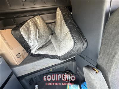 2019 Freightliner CASCADIA 6X4 T/A SLEEPER TRUCK